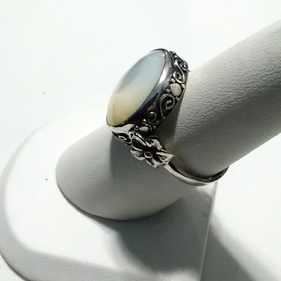 Mother of Pearl Ring - Picture 2 of 7